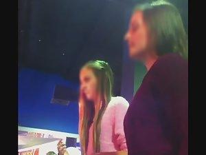 Upskirts of girls at the arcade Picture 3