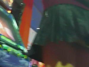 Upskirts of girls at the arcade Picture 7