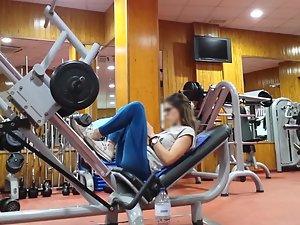 Geeky girl can't stop looking at handsome man in gym Picture 1