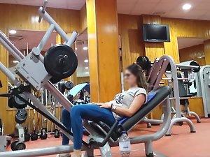Geeky girl can't stop looking at handsome man in gym Picture 3