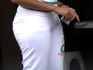 Voyeur zooms on a hot girl