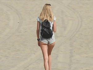 Mystery cutie comes to the beach and goes away Picture 5