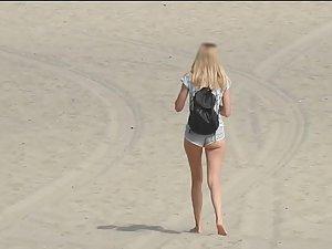 Mystery cutie comes to the beach and goes away Picture 6