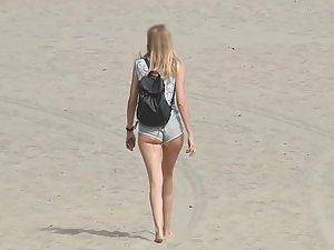 Mystery cutie comes to the beach and goes away Picture 8