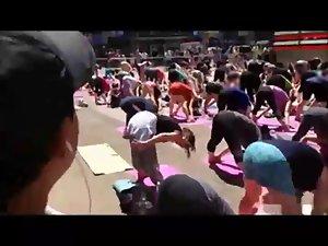 Amazing sights during a public yoga class Picture 6