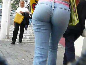 Perfectly filled jeans Picture 2