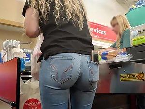 Cashier girl with the body of a supermodel Picture 2