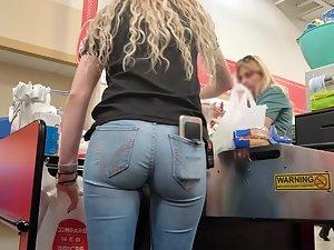 Cashier girl with the body of a supermodel Picture 5