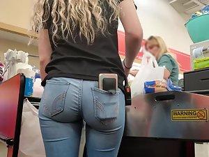 Cashier girl with the body of a supermodel Picture 6