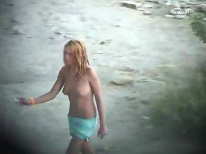 Young topless girl spied on a beach Picture 7