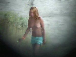 Young topless girl spied on a beach Picture 8