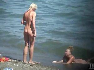 Skinny naked girl at the beach gets spied Picture 3