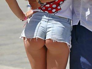 Tourist milf got the best ass in shorts Picture 2