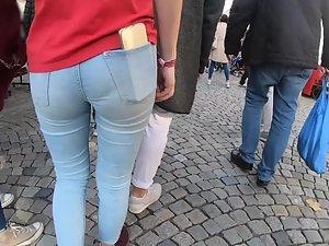Brunette's little ass squeezed in tight jeans Picture 5
