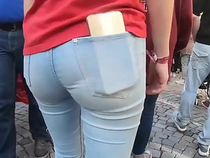 Brunette's little ass squeezed in tight jeans