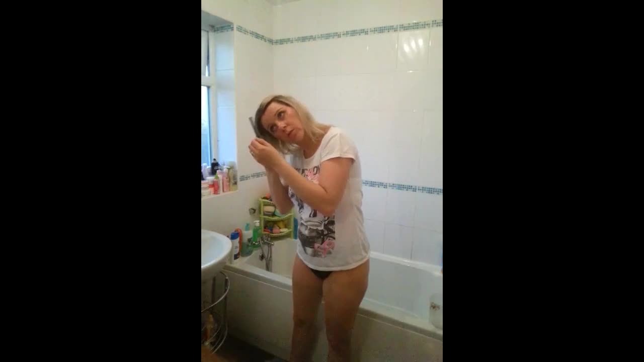 Spying on womans casual orgasm while bathing