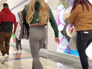 Tight and bubbly butt cheeks in the shopping mall Picture 5