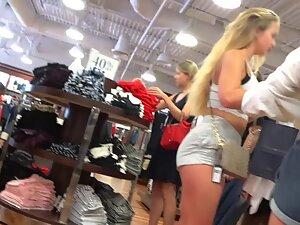 Blonde girl got all possible sexy features Picture 1