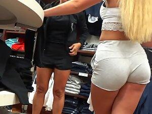 Blonde girl got all possible sexy features Picture 6