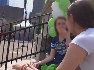 Teen girl's butt crack showed up Picture 1