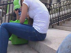 Teen girl's butt crack showed up Picture 5