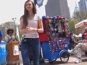 Teen girl's butt crack showed up Picture 8