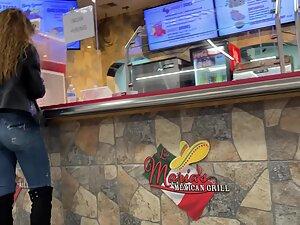 Sexy appearance in jeans and boots Picture 6