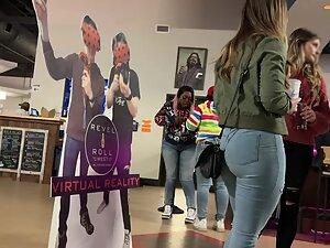 Voyeur checks all sexy thick girls at his location Picture 2