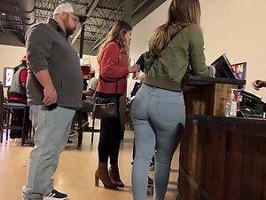 Voyeur checks all sexy thick girls at his location Picture 4