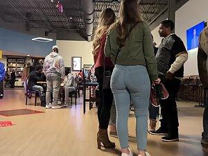 Voyeur checks all sexy thick girls at his location Picture 5