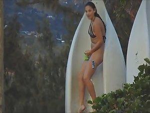 Teen girl got an urgency in her bikini