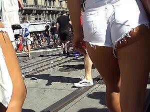 Blonde sex bomb knows she is wanted by every man Picture 4