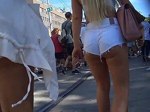 Blonde sex bomb knows she is wanted by every man Picture 5
