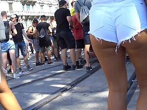 Blonde sex bomb knows she is wanted by every man Picture 6