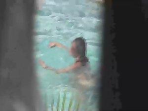 Hot neighbor peeped naked in her pool Picture 3