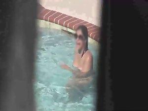 Hot neighbor peeped naked in her pool Picture 7