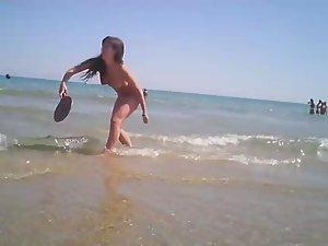 Naked girl plays in the shallow water Picture 1
