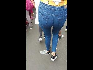 Walking through the crowd behind a red thong Picture 1