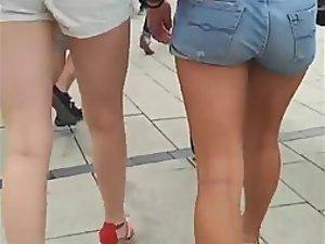 Magnificent asses followed on the street Picture 1