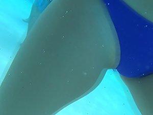 Underwater view of a pussy slip in the swimming pool Picture 2