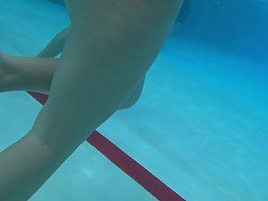 Underwater view of a pussy slip in the swimming pool Picture 3