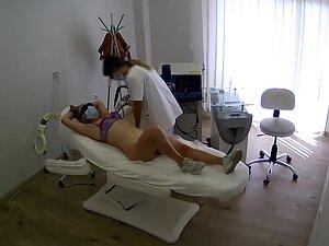Spying on chunky hottie getting her ass and pussy hairless Picture 2