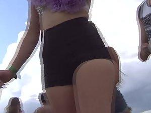 Peep on party girl's perfect ass Picture 1