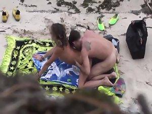 Voyeur catches wild sex on a beach Picture 2