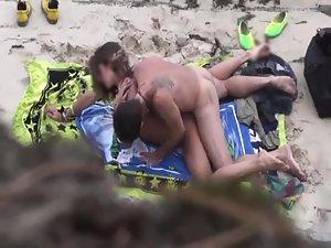 Voyeur catches wild sex on a beach Picture 7