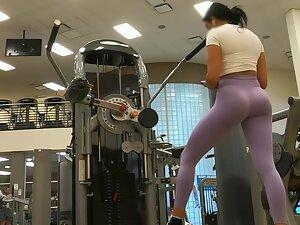 Epic ass of a tall fitness girl in the gym Picture 5