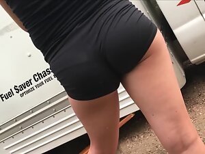 Stuck truck made us see a hot ass and thong