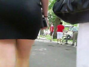 Nice wiggle in a short skirt Picture 2