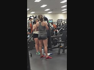 Hot girl perks her ass while exercising shoulders Picture 1