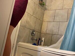 Spying on sister's pussy right after shower Picture 1